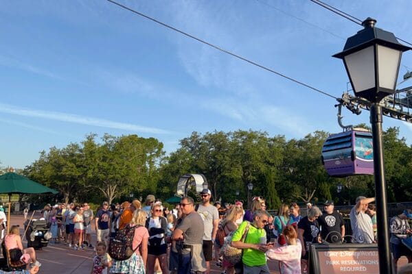 international gateway crowd